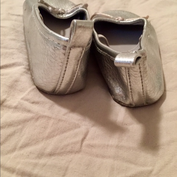 Girl Sz 4 Old Navy Silver Ballet Flats / Shoes - Picture 3 of 4